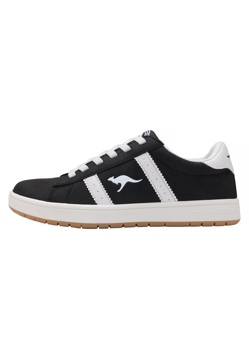 Schwarze Sneakers mit weißen Streifen, aus synthetischem Material, mit einer Gummisohle und einem Känguru-Logo auf der Seite.
