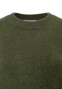 Groene geribbelde brei trui met een ronde hals. De textuur is zacht, met een consistent patroon en een iets dikkere geribbelde stof.