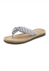 Gestreepte teenslipper met een bovenkant van stof en een houten zool. Kenmerkt zich door een lichtgrijs en wit gestreept patroon, gedetailleerde stiksels en een platte zwarte rubberen onderkant.