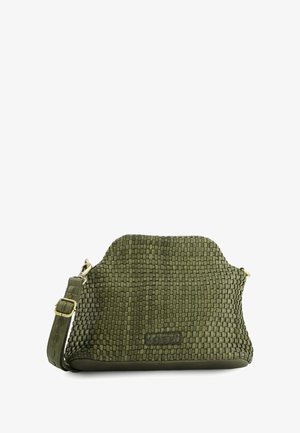 Olivgrüne gewebte Handtasche mit strukturierter Form, glatten Lederelementen, verstellbarem Trageriemen und einem dezenten Logo auf der Vorderseite.