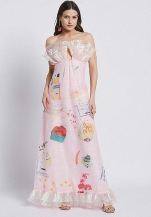Rosa Maxikleid mit schulterfreiem Design, ausgestattet mit einem Rüschen-Ausschnitt, verspielten Druckgrafiken und einem glänzenden, gestuften Saum.