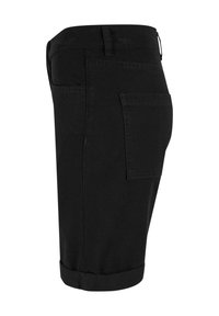 Shorts noirs longueur genou avec un ourlet retroussé, une poche arrière et des passants de ceinture, vus de côté gauche.