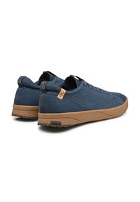 Scarpe sportive blu scuro con tomaia in tessuto texturizzato, suola in gomma marrone chiaro e un piccolo dettaglio in pelle sul tallone.
