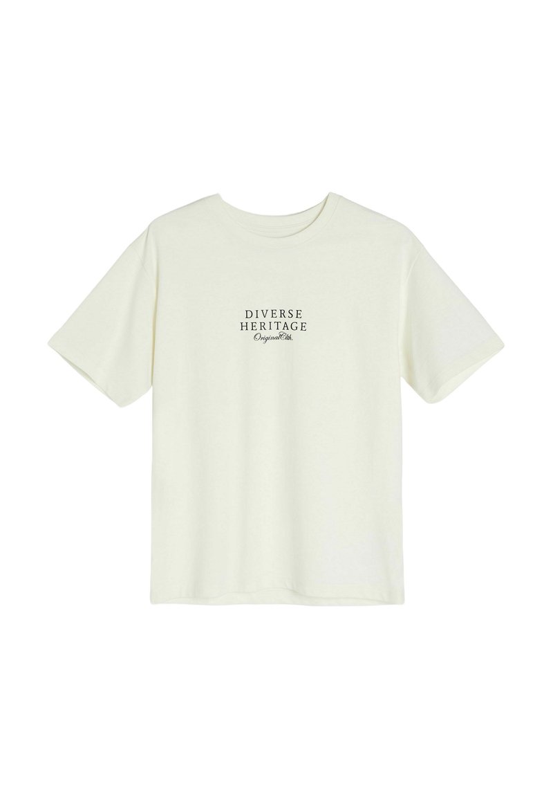 Jasna kremowa koszulka z krótkim rękawem i okrągłym dekoltem. Na koszulce w czarnym kolorze nadrukowany tekst "DIVERSE HERITAGE Original". Prosty design.