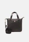 POPPY REFORM SMALL TOTE - Sac à main - black