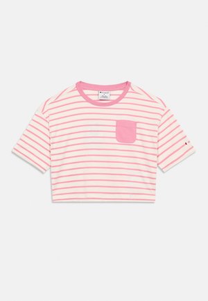 T-shirt court blanc court avec des rayures horizontales roses, un col rose et une petite poche poitrine rose sur le côté gauche.