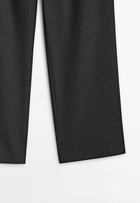 Pantalon de costume gris foncé à fines rayures avec jambes droites présenté sur fond blanc.