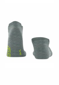 Szare skarpetki do kostki wykonane z dzianiny, z żółtym napisem i bezszwową konstrukcją dla większego komfortu, przedstawione z dwóch kątów.