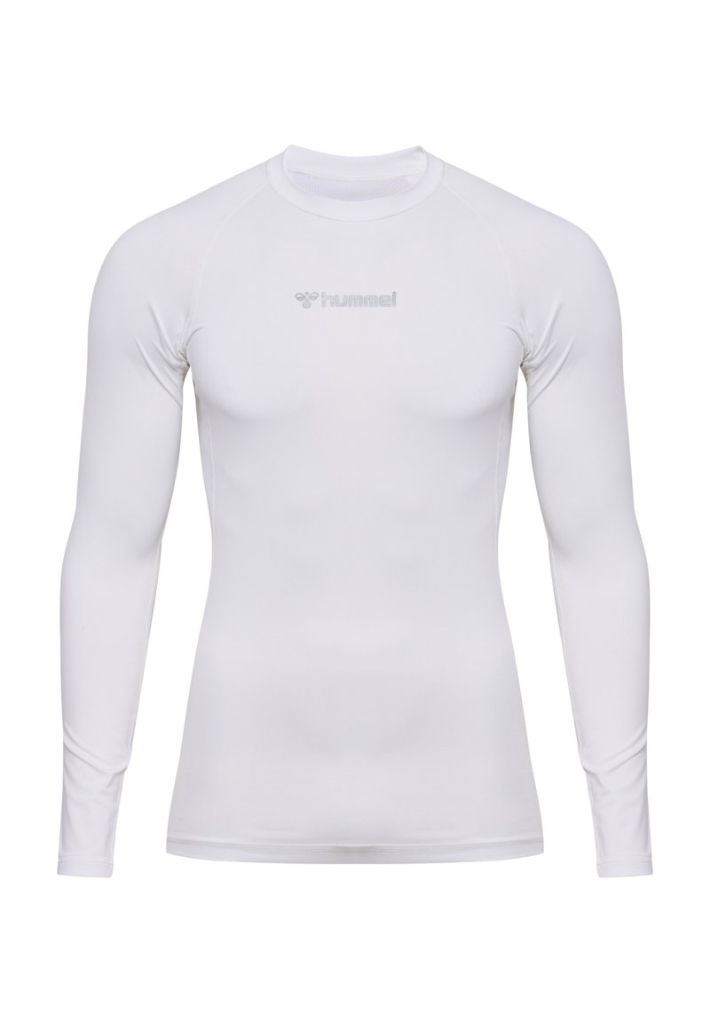 Vit långärmad atletisk tröja som är gjord av ett glatt, lätt tyg. Har en rund hals och "hummel"-logotypen tryckt i grått på bröstet.
