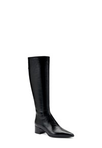 Botte noire montant jusqu'au genou en cuir brillant, avec un bout pointu et un petit talon bloc. Texture lisse avec de subtiles réflexions lumineuses.