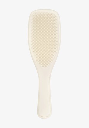 Szeroka szczotka do włosów z gładkim, kości słoniowej plastikowym uchwytem oraz teksturowaną powierzchnią do szczotkowania, z okrągłymi gumowymi włoskami.