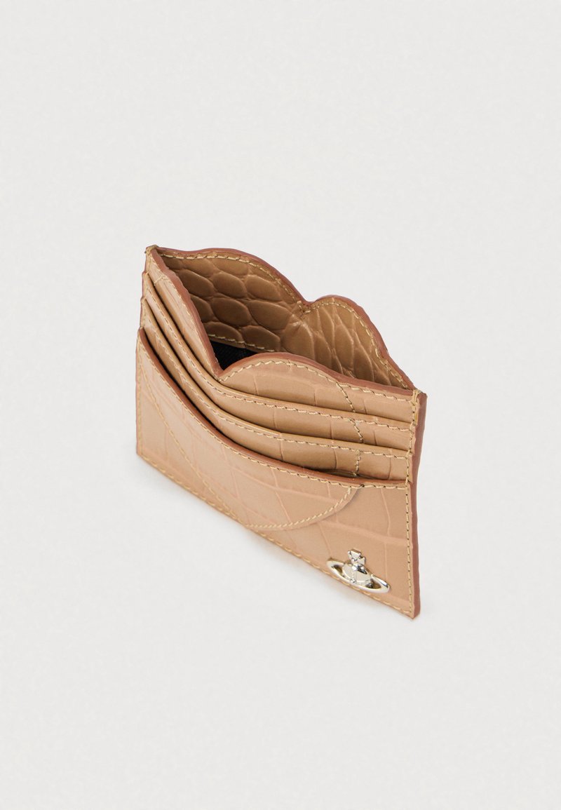 Portacarte in pelle beige chiaro con motivo trapuntato a diamante, cinque scomparti, bordi smerlati e dettagli in metallo tono argento.