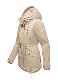 Beige geïsoleerde jas met een comfortabele capuchon, trekkoorden, twee voorkzakken en geribde manchetten. Voorzien van een zachte binnenvoering.