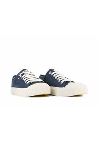 Marina mockaskorsningar med vita snören, gummisula med ett textured diamantmönster och sidodetaljer. Logotyp på tungan och hälen.