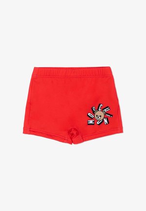 Czerwone dziecięce szorty z elastyczną talią i grafiką twarzy misia, otoczoną czarno-białymi rozrzuconymi literami po bokach.