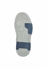 Semelle d'une basket, avec une base en caoutchouc blanc présentant des motifs texturés, des indentations circulaires et un accent de talon bleu marine pour une meilleure adhérence.