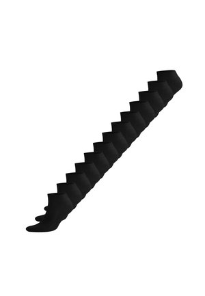Tolv par ensfarvede sorte ankelstrømper arrangeret diagonalt på en hvid baggrund.