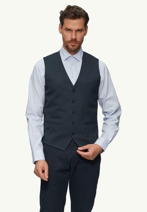 Dunkelgraue Weste aus strukturiertem Stoff, mit V-Ausschnitt, fünf Knöpfen und zwei vorderen Taschen, kombiniert mit einem hellblauen Langarmhemd.