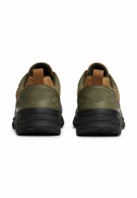 Zapatillas verdes y marrones con parte superior de malla, talón de goma texturizada y lengüeta. Presenta una suela negra resistente con un patrón de tracción.