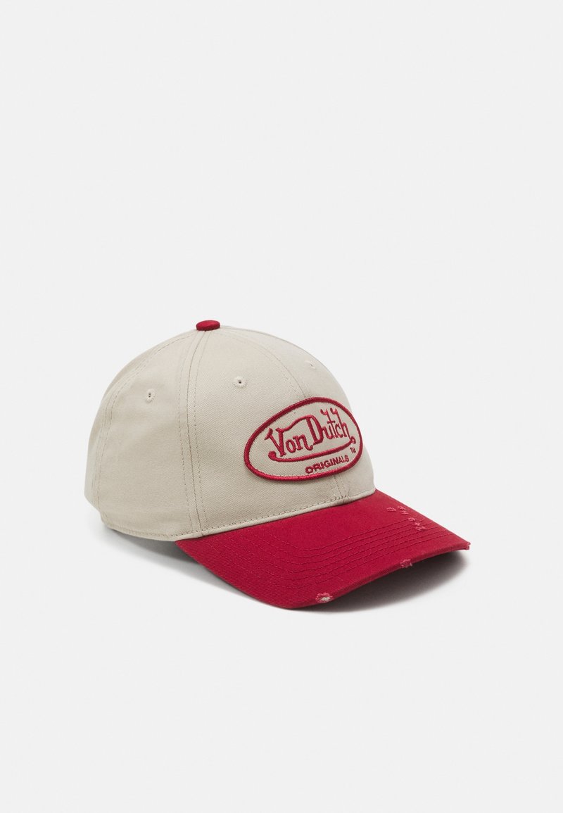 Casquette de baseball beige et rouge avec logo brodé "Von Dutch Originals" sur le devant et léger effet usé sur la visière rouge.