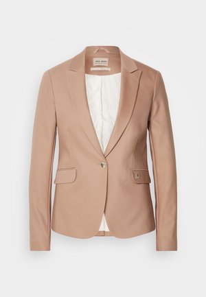 Blazer rose pâle avec revers en chevron, fermeture à un bouton, et deux poches avant ; tissu texturé, doublure douce blanche.