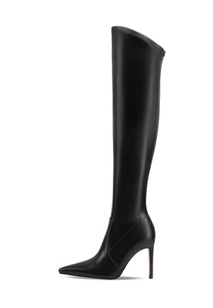 Stivali in pelle nera al ginocchio con punta affilata e tacco a stiletto. Texture liscia, design aderente e costruzione senza cuciture senza hardware visibile.