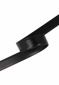 Zwarte leren riem met een gladde textuur, voorzien van een slank en smal design. Een gebogen uiteinde en minimale stikdetails zijn zichtbaar.