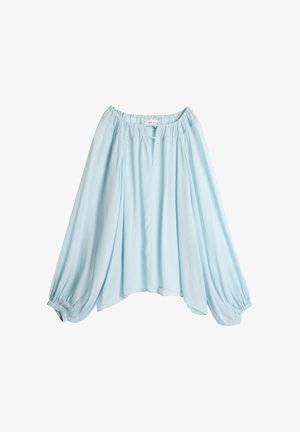 Lys blå av-shoulder bluse med samlet elastisk halslinning og volumiøse lange ermer som ender i elastiske mansjetter, løs passform.