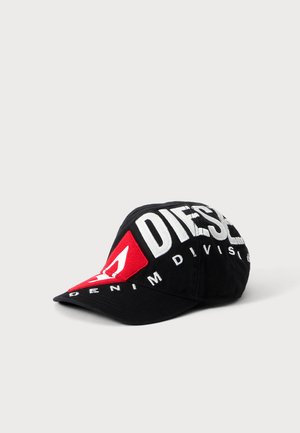 Casquette de baseball noire avec un grand texte blanc "DIESEL" et un logo triangulaire rouge à l'avant, ainsi qu'un texte plus petit sur la visière.