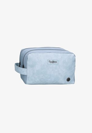 Bolsa de aseo azul claro con dos compartimentos con cremallera, patrón floral texturizado, asa lateral y parche con el logo de la marca en el frente.