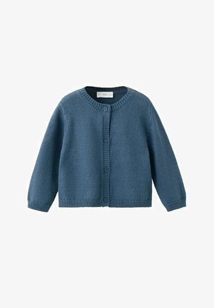 Modro pletena dolgo rokavna jopa s gumbi, s strukturiranimi manšetami, robom in izrezom, prikazana na belem ozadju.