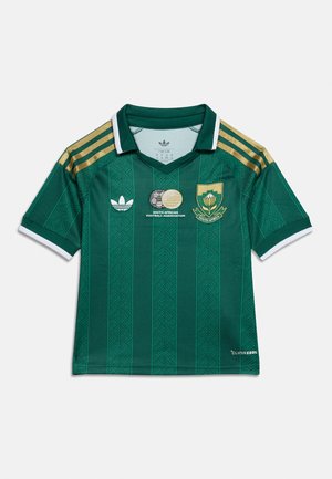 Tricou verde al Asociației de Fotbal din Africa de Sud, cu dungi aurii pe umeri, logo-uri brodate, margine albă la guler și material cu model.