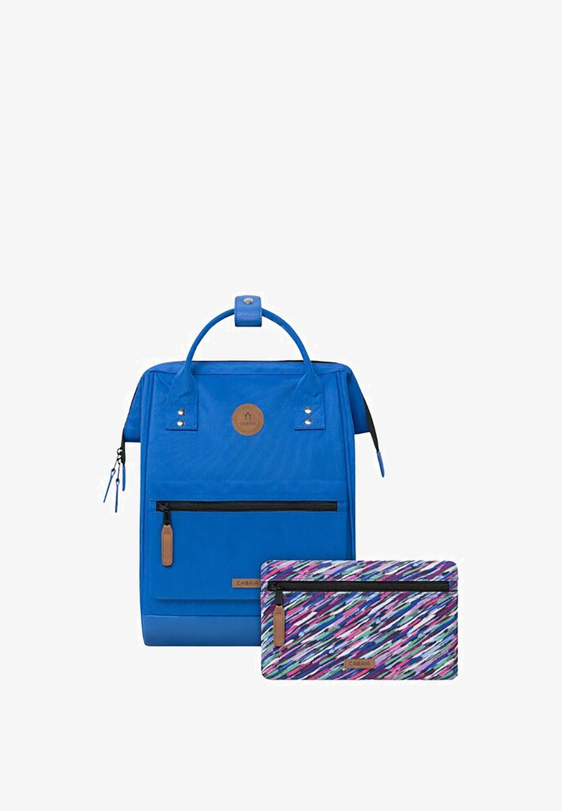 Blauer Nylon-Rucksack mit einem oberen Griff und einer Reißverschluss-Tasche, kombiniert mit einer bunten, gemusterten Tasche, die mehrere Farben und einen Reißverschluss aufweist.