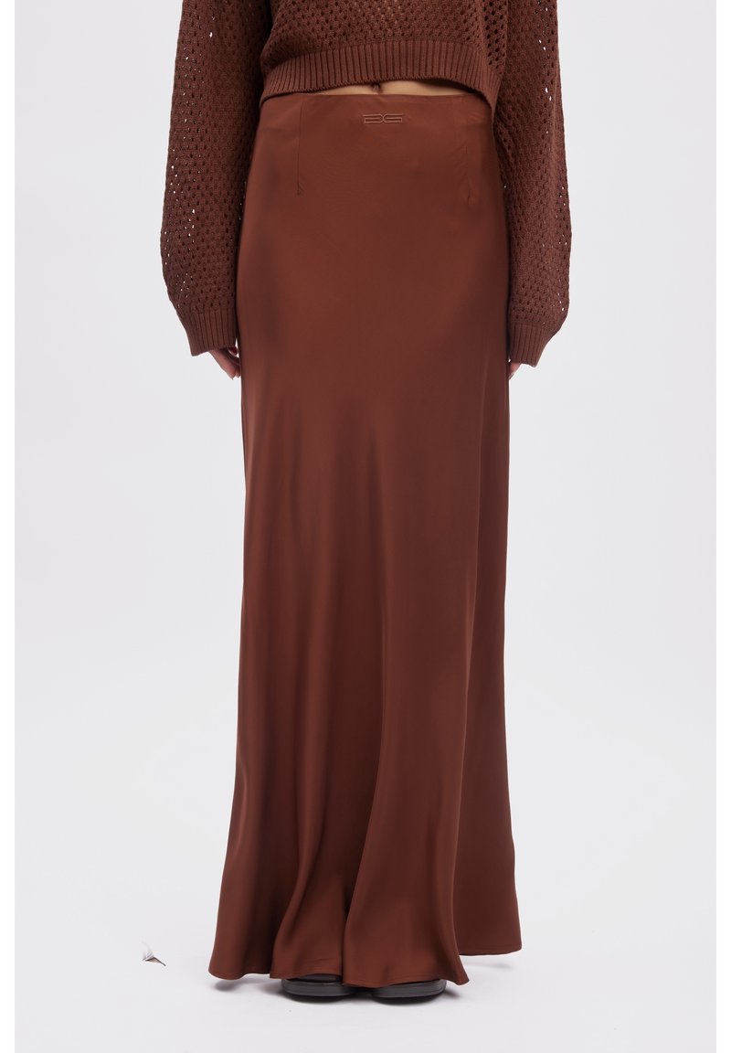 Bruine satijnen maxi rok met een gladde textuur, voorzien van een subtiele logo aan de achterkant en een vloeiende silhouet die elegant valt.