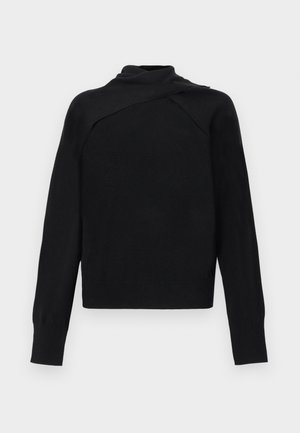 Crni džemper dugih rukava s visokim, asimetrično preklopljenim ovratnikom te rebrastim manžetama i rubom na bijeloj pozadini.