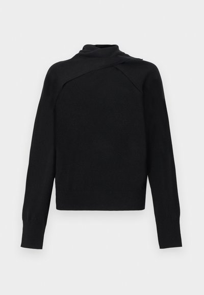 Must musta pikaaegne kampsun kõrge, asümmeetrilise kokkuklapitava kraega ning soonikkoes varruka- ja alumiste servadega valgel taustal.