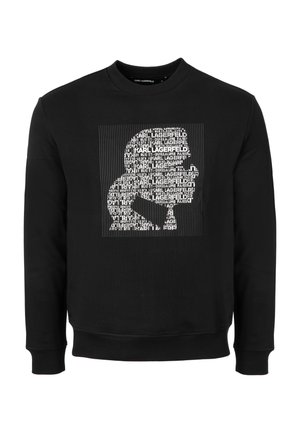 Zwarte sweater met lange mouwen en een wit grafisch ontwerp van Karl Lagerfelds profiel, gemaakt van herhaalde tekst met zijn naam en adres.