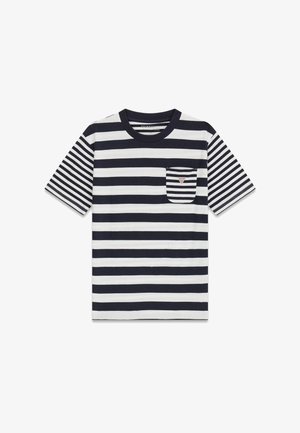 Zwart-wit gestreept T-shirt met korte mouwen, met horizontale strepen op het lichaam en verticale strepen op de zak en mouwen.