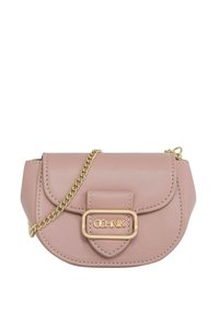 Mała różowa skórzana torebka na ramię z złotym łańcuszkiem, klapą zamykaną na zatrzask oraz ozdobnym zapięciem z logo "OCHNIK". Gładka tekstura.