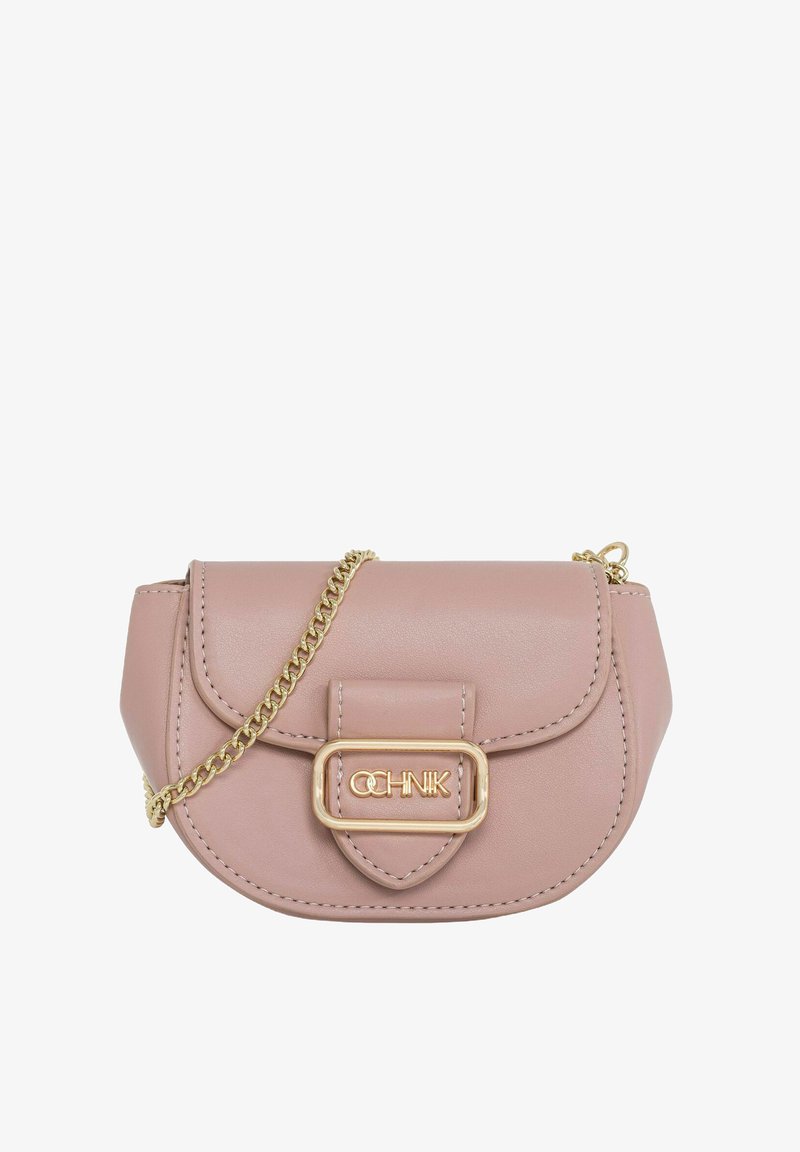Mała różowa skórzana torebka na ramię z złotym łańcuszkiem, klapą zamykaną na zatrzask oraz ozdobnym zapięciem z logo "OCHNIK". Gładka tekstura.