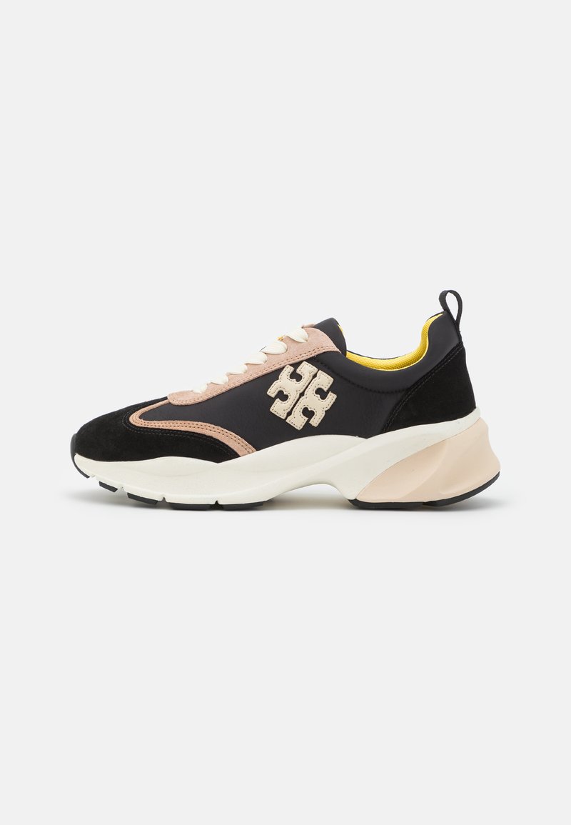 Svarta och rosa sneakers med ovandel i mocka och läder, rund tå, framträdande logotypdetalj och en kraftig vit sula med texturerade inslag.