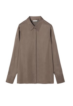 Satin blouse met lange mouwen in een gedempt taupe kleur, voorzien van een klassieke kraag, voorzijde met knoopsluiting en een recht gesneden design.