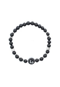 Czarna bransoletka z koralików z matowych czarnych koralików, srebrnymi akcentami oraz centralnym zawieszką z logo. Okrągły kształt o gładkiej teksturze.