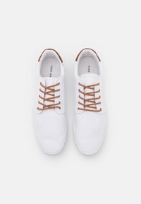 Pier One Sapatilhas - white