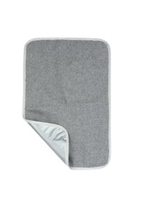 Grijze stoffen deken met een soepele zilveren onderkant, omrand met lichtgrijs. Rechthoekige vorm met een eenvoudig, strak ontwerp.