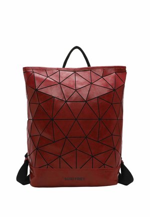 Mochila roja con líneas geométricas negras, asa superior negra, correas de hombro negras y nombre de la marca "Suri Frey" en el centro inferior.