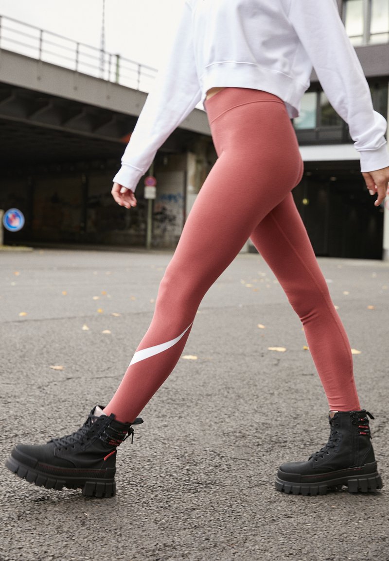 Nike Sportswear W NSW ESSNTL LGGNG SWOOSH MR - Leggings - Calças - canyon rust/white