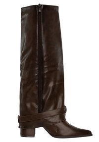 Lange donkerebruine leren laars met zijrits, lage blokhak, afgeronde neus en decoratieve riem rond de enkel.