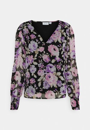 Blusa floral preta com decote em V, mangas longas transparentes e punhos elásticos. Apresenta padrões florais em roxo, rosa e cinza em tecido leve.