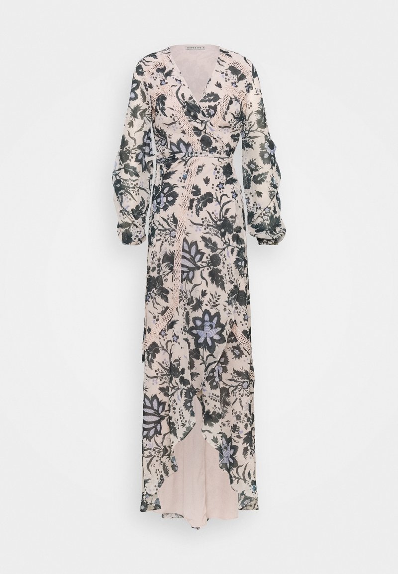 Robe maxi en tissu floral transparent avec longues manches, un décolleté en V profond et une longueur asymétrique. Les couleurs incluent le rose, le noir et le bleu.